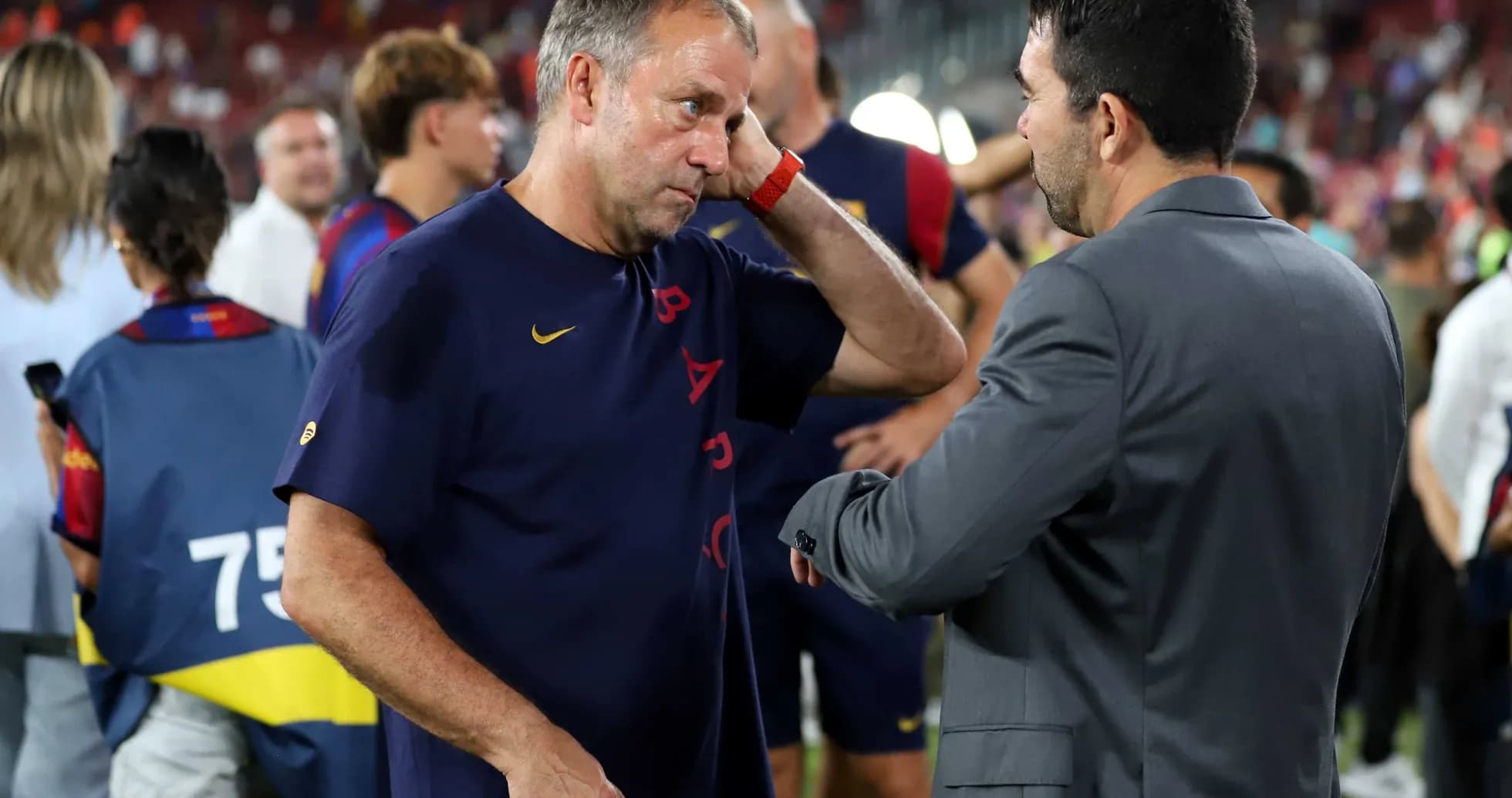 Entrenador conversando en el campo post-partido