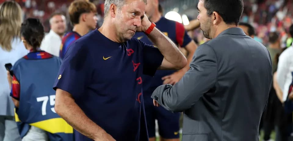 Entrenador conversando en el campo post-partido