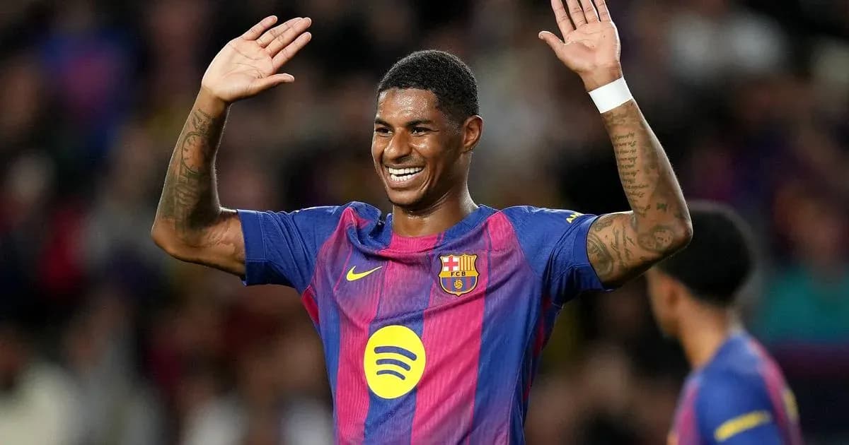 Jugador de Barcelona saludando al público durante el partido