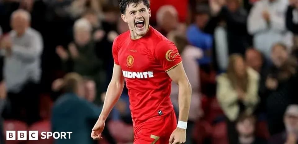 Jugador celebrando en el campo con camiseta roja