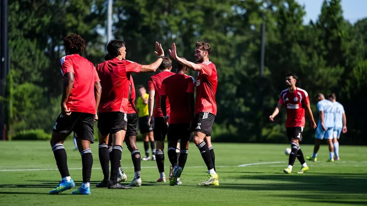 Jugadores de Atlanta United celebrando un gol