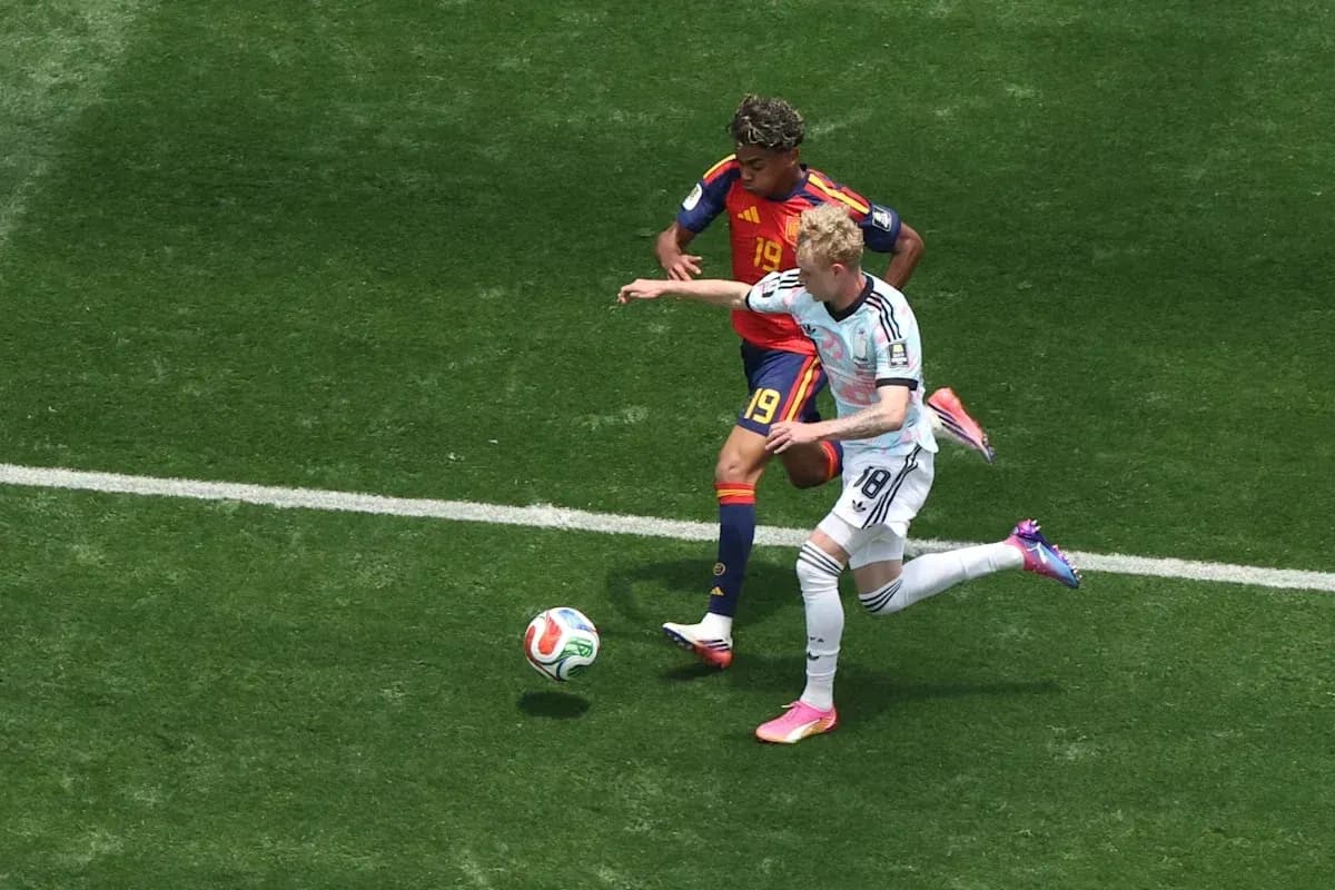 Jugador de Alemania disputando el balón con jugador de España