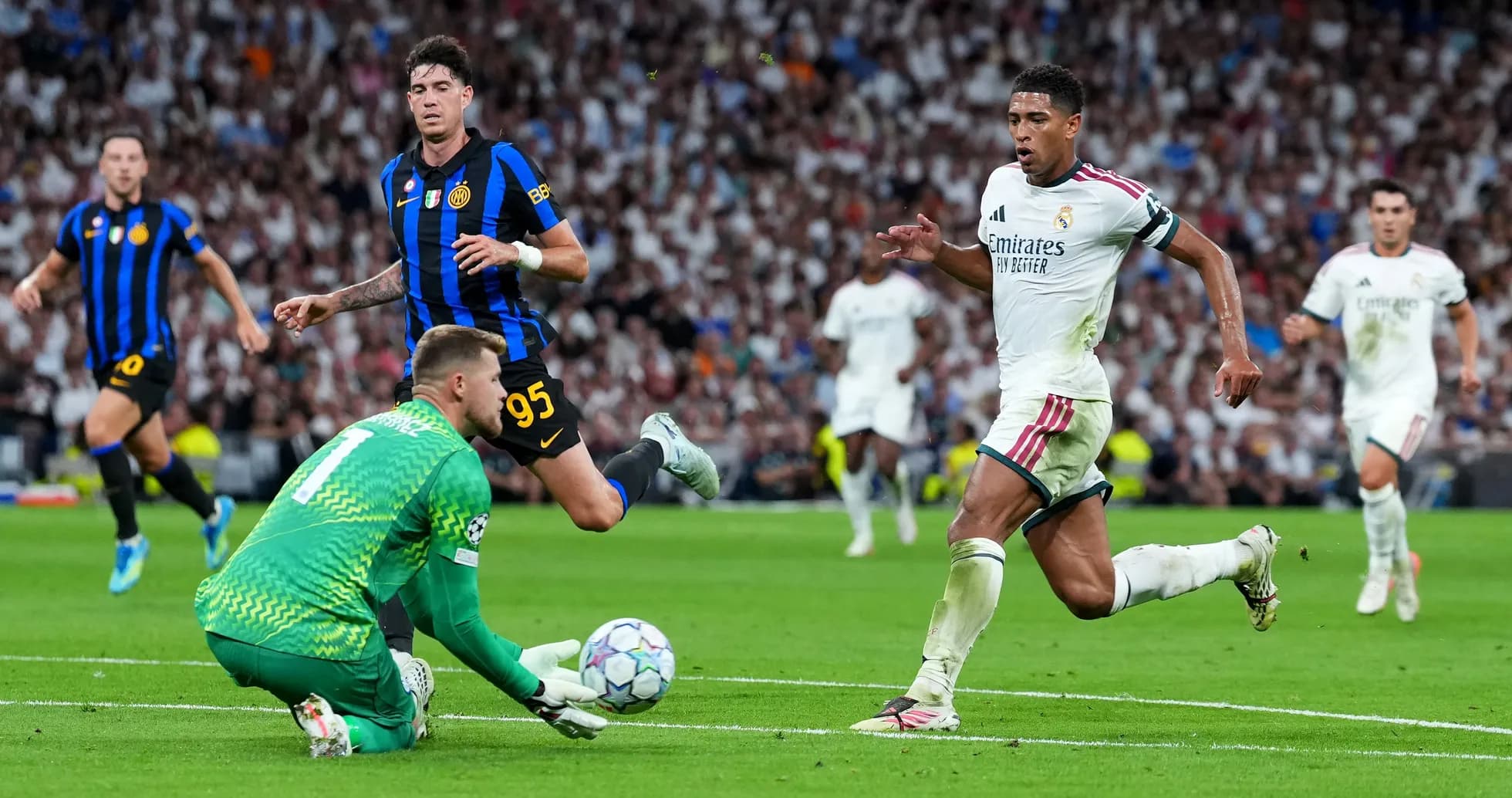 Jugador de Real Madrid corriendo hacia la portería