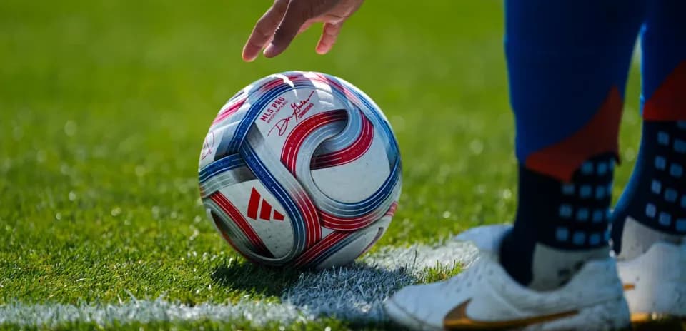 Balón de fútbol en el campo de juego