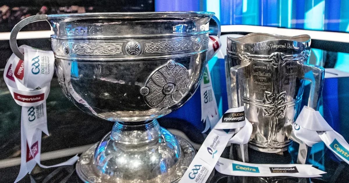 Trofeos de GAA en exhibición con cintas