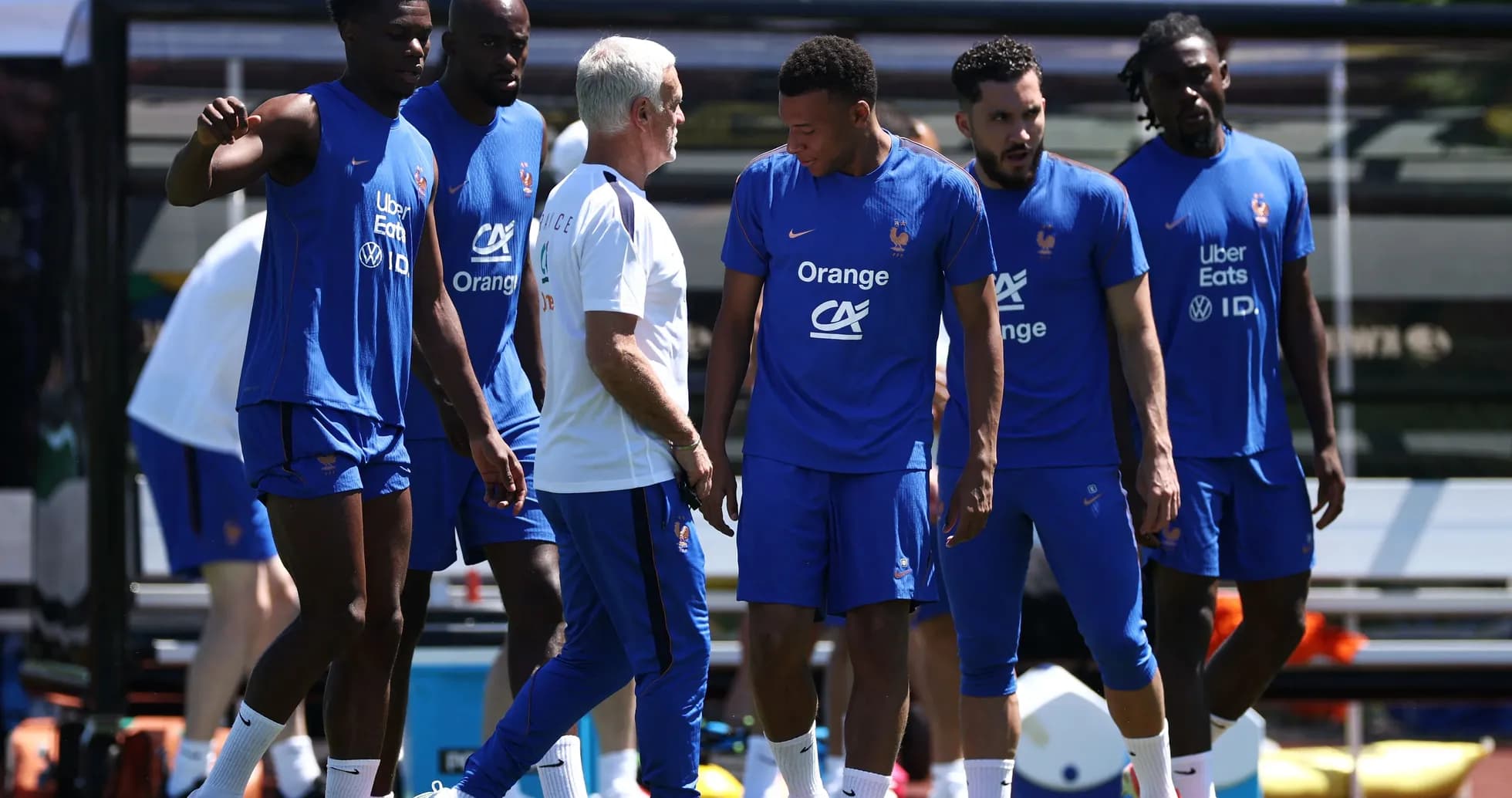 Jugadores de Francia en entrenamiento con entrenador