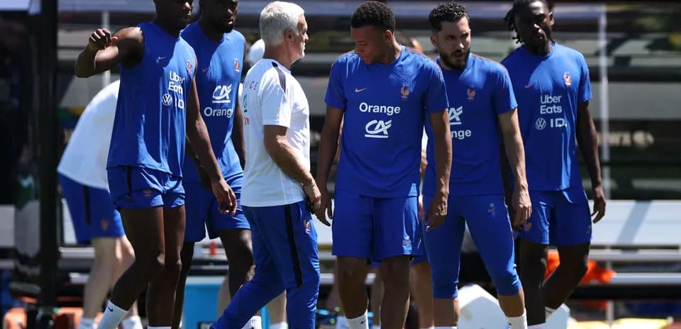 Jugadores de Francia en entrenamiento con entrenador