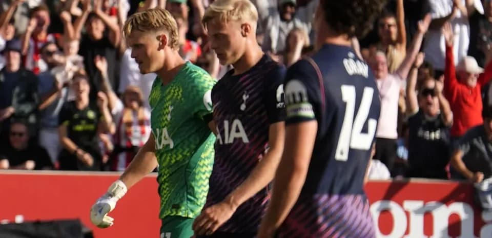 Jugadores de Tottenham saliendo del campo tras partido