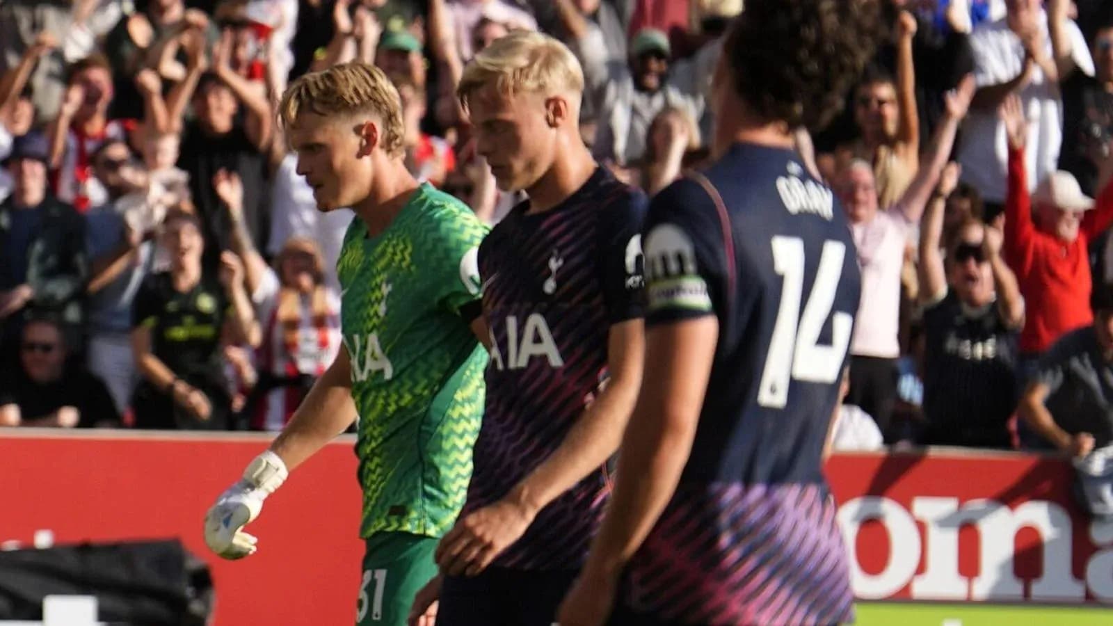 Jugadores de Tottenham saliendo del campo tras partido