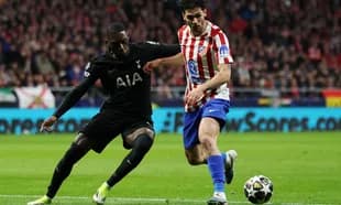 Jugador de Tottenham compitiendo con jugador de Atlético