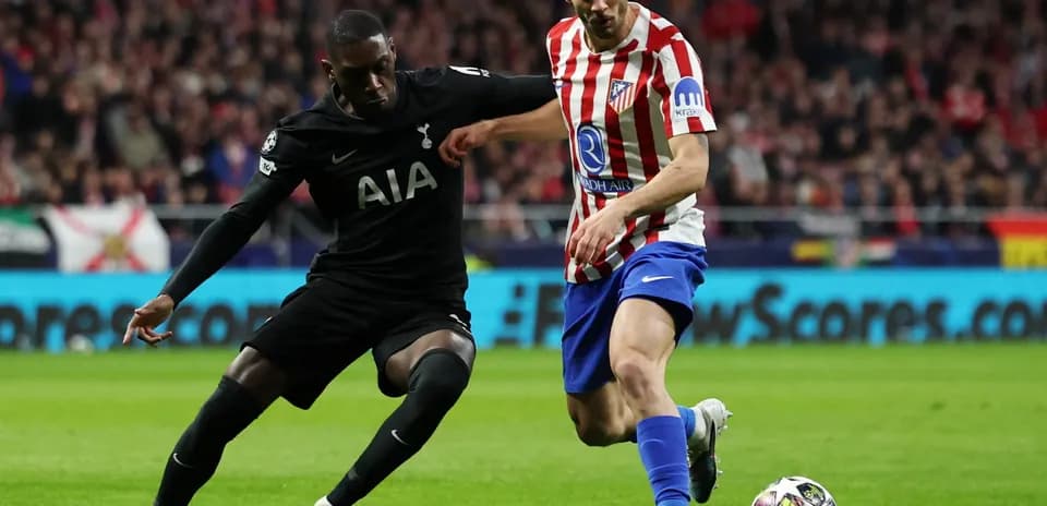 Jugador de Tottenham compitiendo con jugador de Atlético