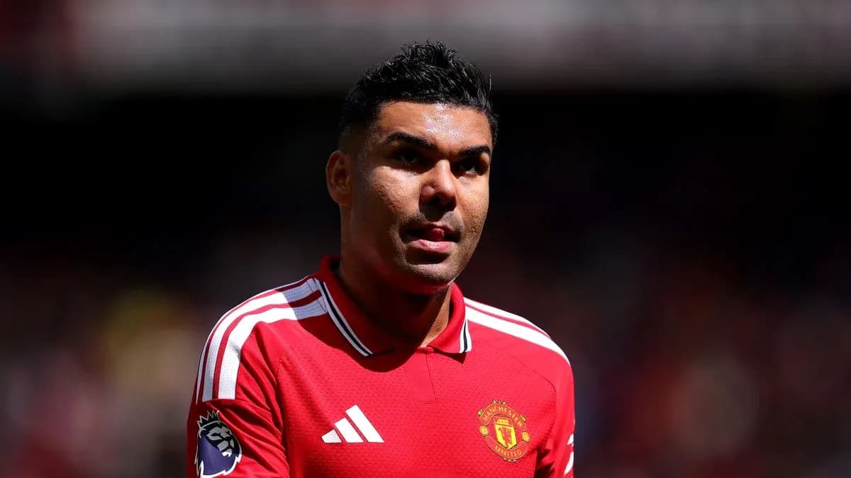 Jugador de Manchester United caminando en el campo