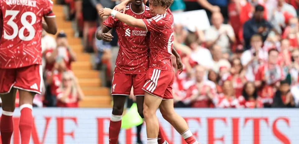 Jugadores de Liverpool celebrando un gol en el estadio