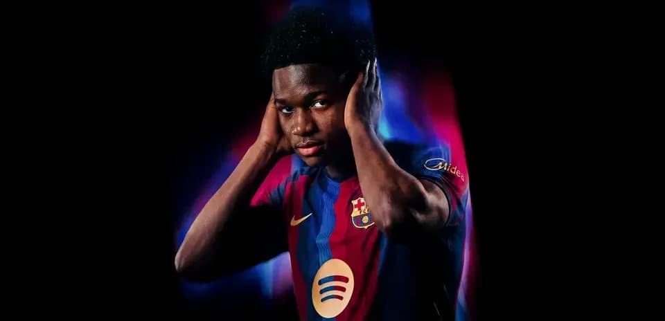 Jugador de Barcelona posando con camiseta oficial