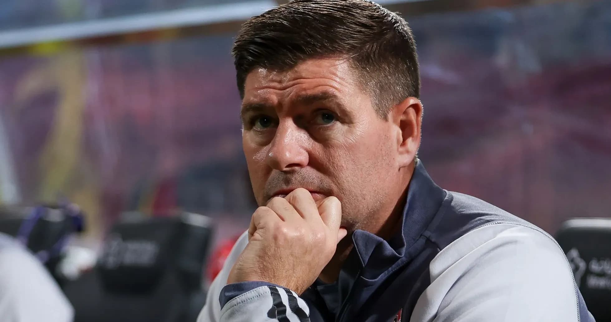Entrenador observando el partido desde el banquillo