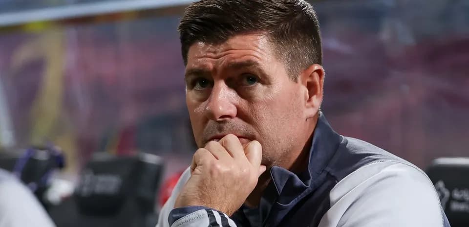 Entrenador observando el partido desde el banquillo