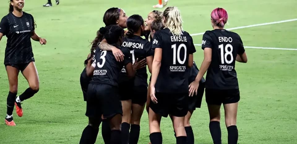 Jugadoras celebrando un gol en el partido