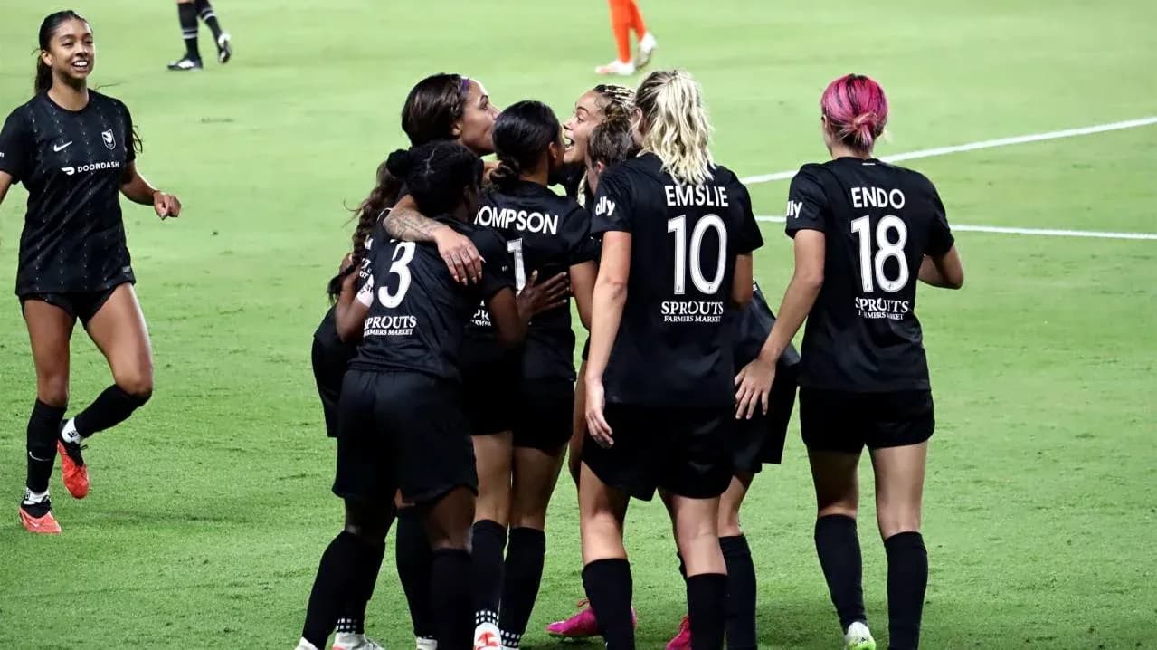 Jugadoras celebrando un gol en el partido