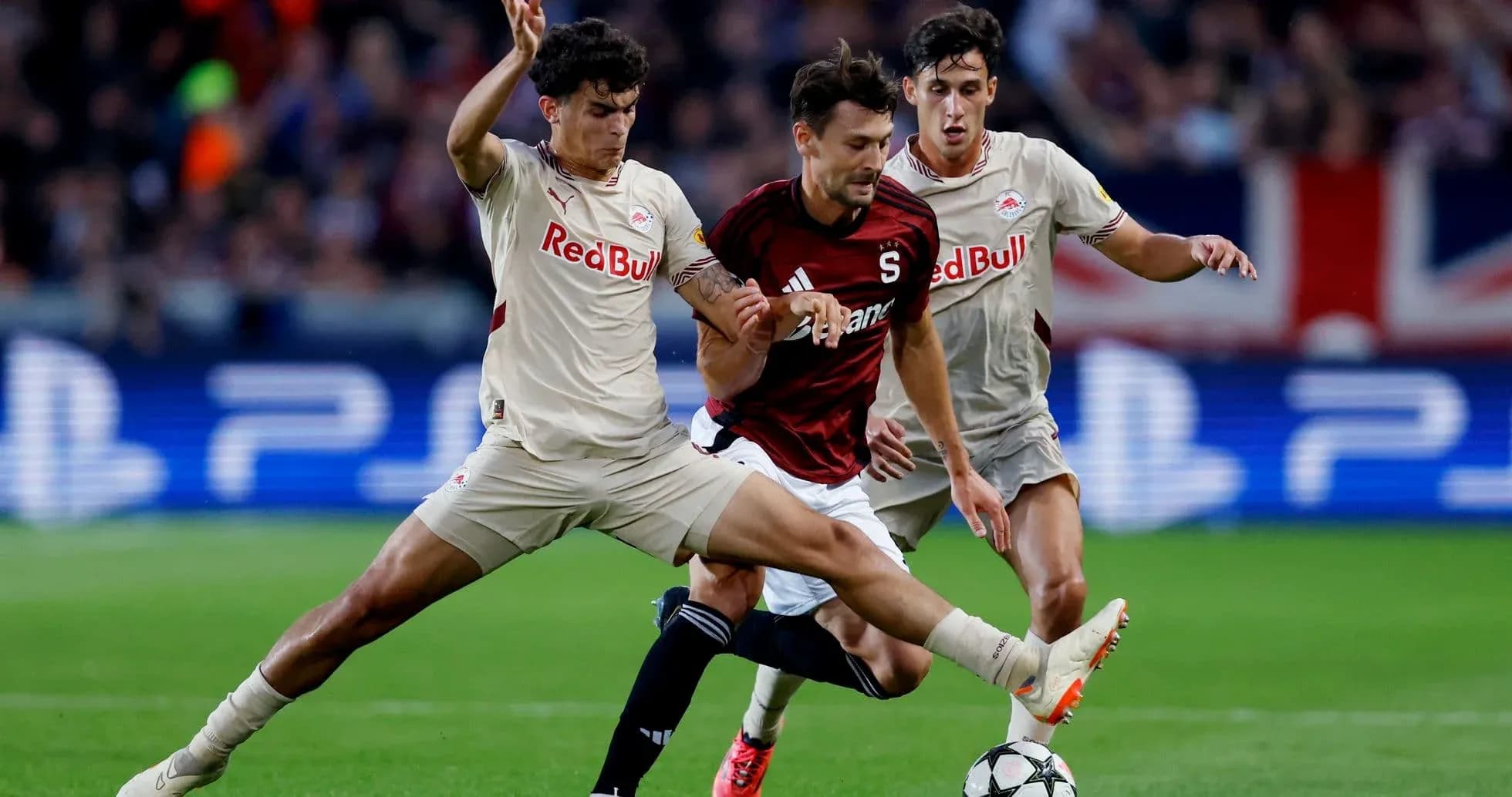 Jugadores compitiendo por el balón en el partido