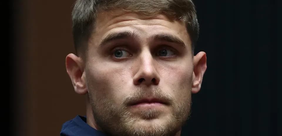 Jugador de fútbol con chaqueta de Tottenham Hotspur