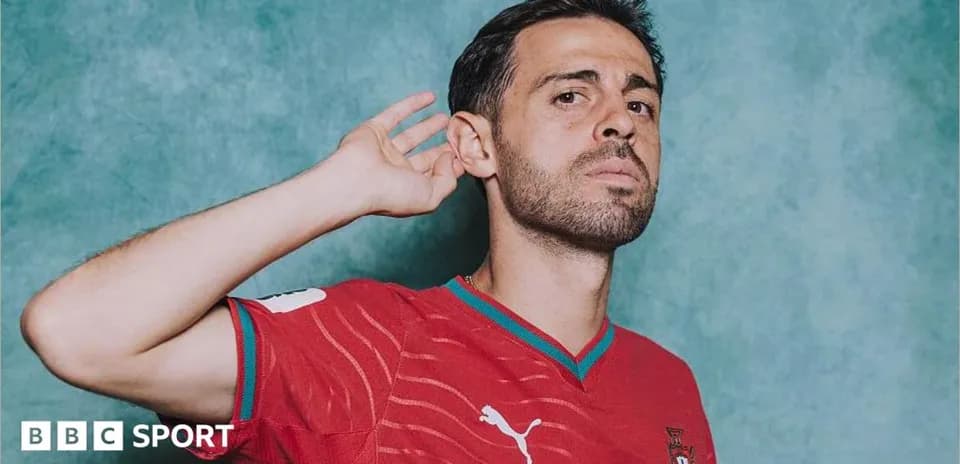 Jugador posando con camiseta de Portugal en fondo verde