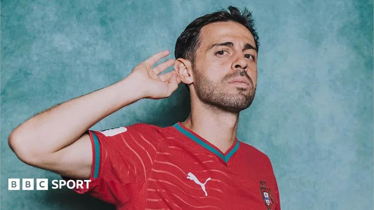 Jugador posando con camiseta de Portugal en fondo verde