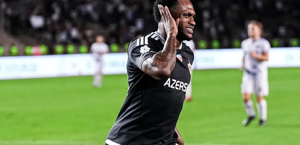 Jugador celebrando un gol en el partido