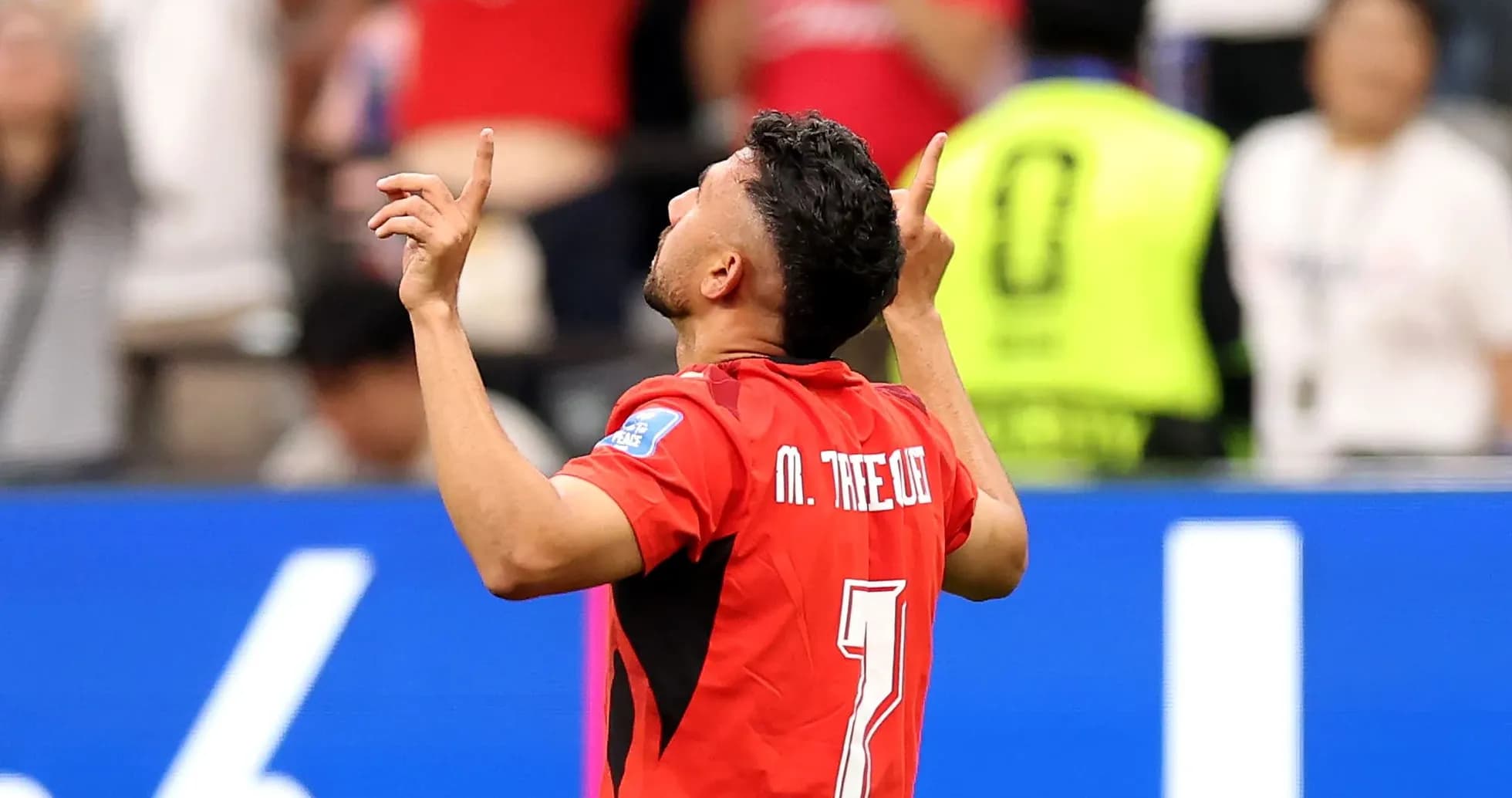 Jugador celebrando con los brazos levantados en el campo