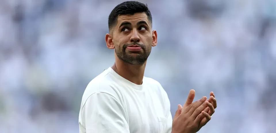 Jugador aplaudiendo en el campo antes del partido
