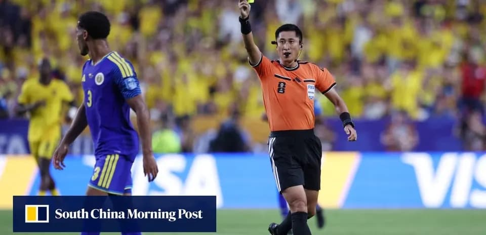 Árbitro muestra tarjeta amarilla a jugador durante partido