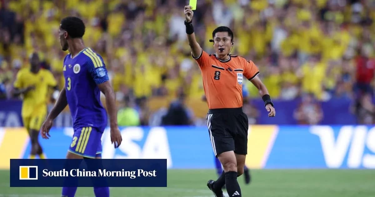 Árbitro muestra tarjeta amarilla a jugador durante partido