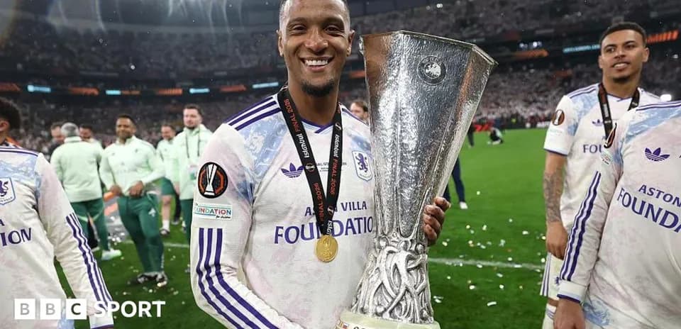 Jugador sosteniendo el trofeo de la UEFA Europa League