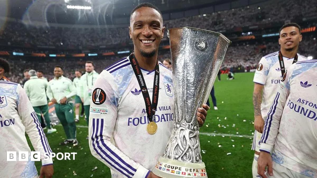 Jugador sosteniendo el trofeo de la UEFA Europa League