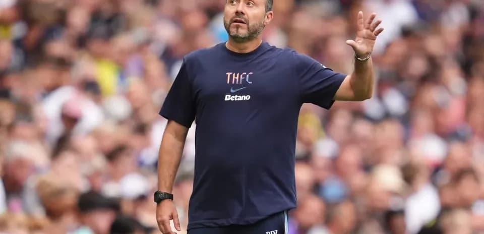Entrenador dirigiendo desde la línea de banda