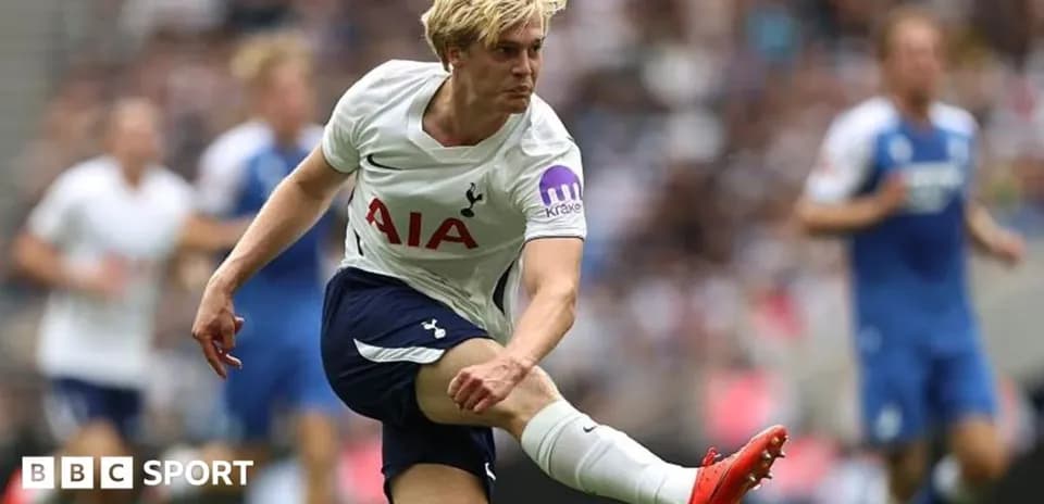 Jugador de Tottenham realizando un pase durante el partido
