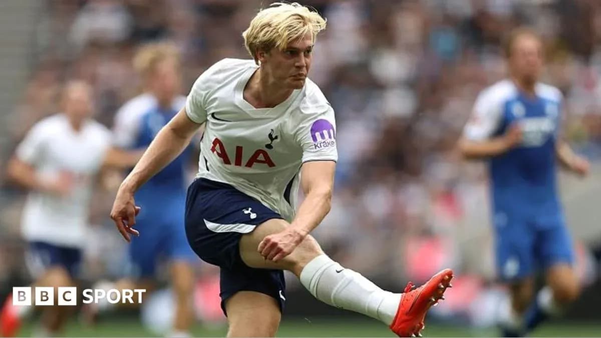 Jugador de Tottenham realizando un pase durante el partido