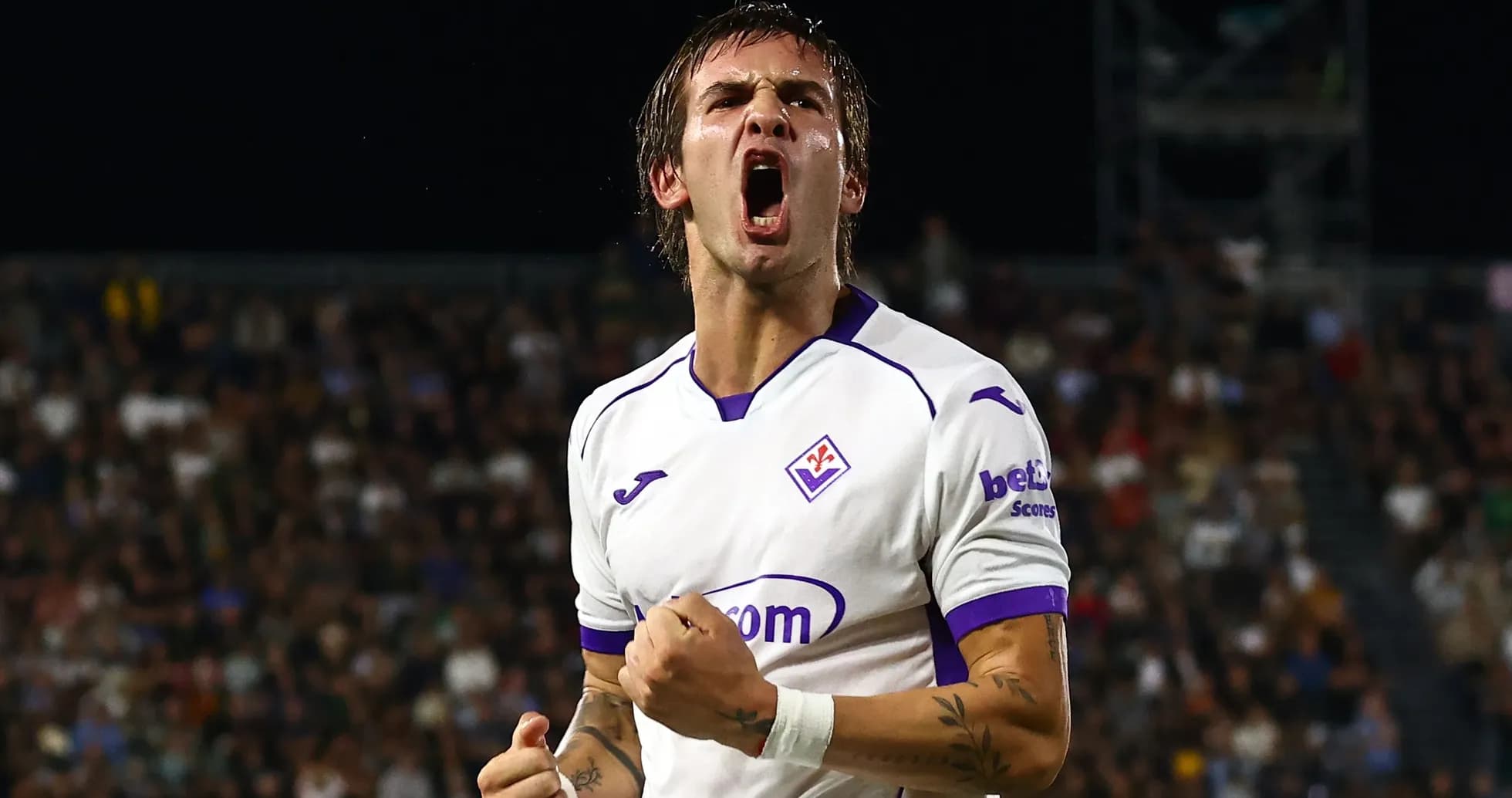 Jugador de Fiorentina celebrando un gol en el estadio