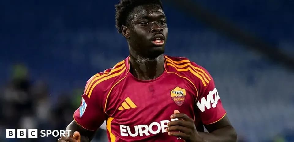 Jugador de la Roma corriendo en el campo