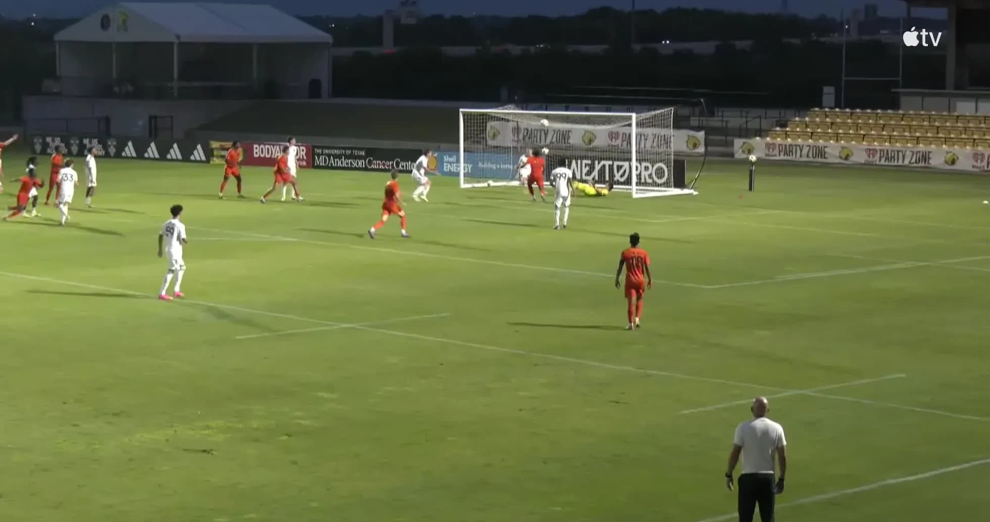 Jugadores en acción durante el partido de fútbol