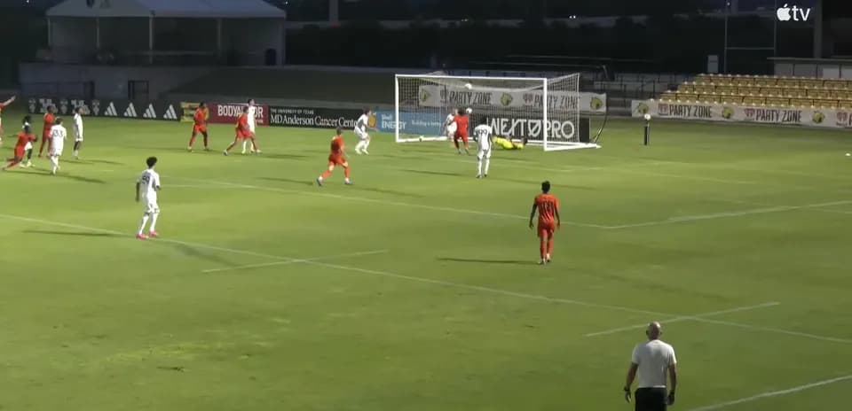 Jugadores en acción durante el partido de fútbol