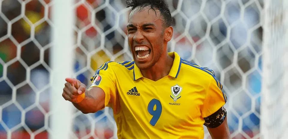 Jugador celebrando un gol con camiseta amarilla