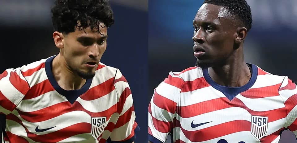 Dos jugadores de Estados Unidos en acción durante un partido