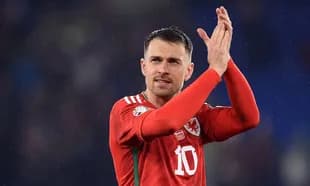 Jugador aplaudiendo en partido de fútbol