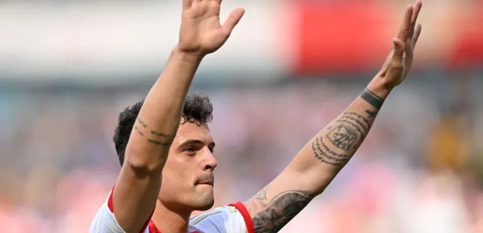 Jugador saludando a la afición en el estadio