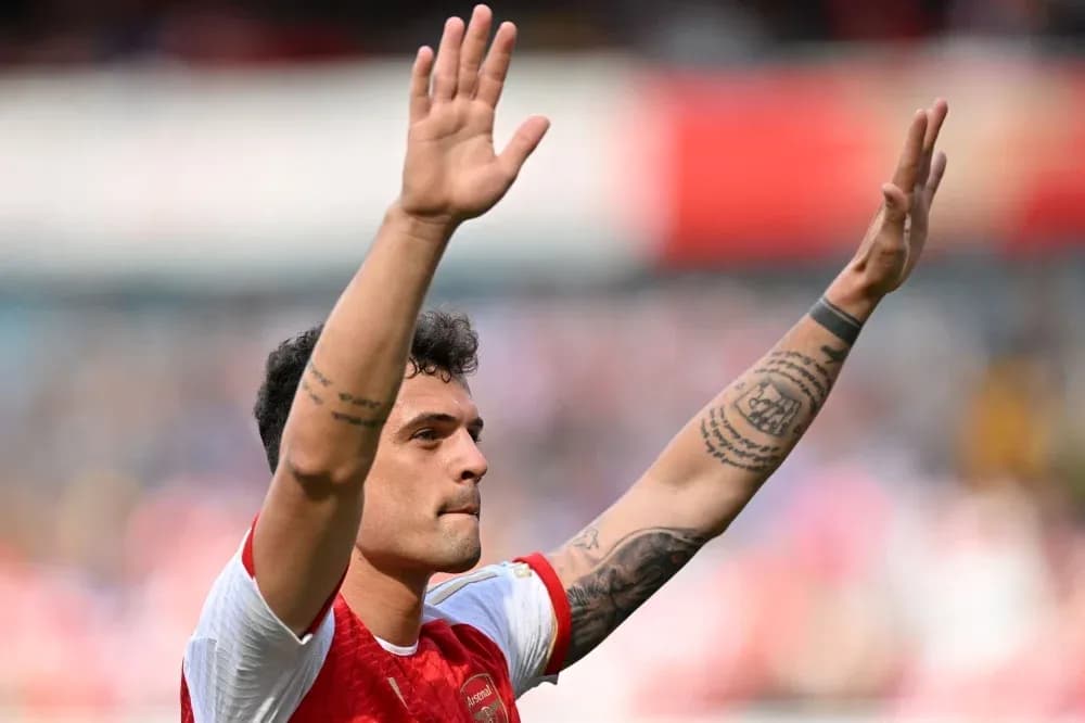 Jugador saludando a la afición en el estadio