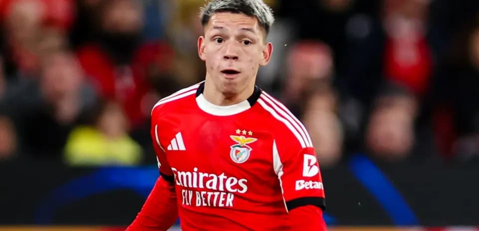 Jugador de Benfica corriendo en el campo