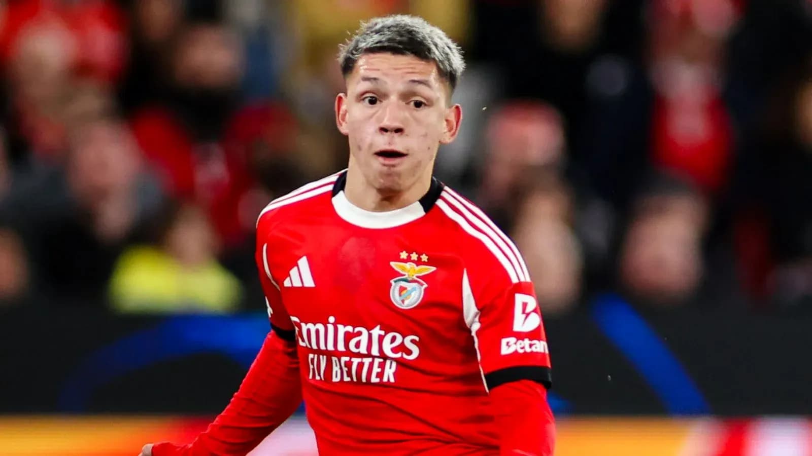 Jugador de Benfica corriendo en el campo
