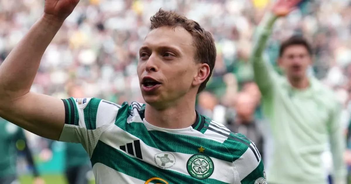 Jugador celebrando en el estadio durante el partido