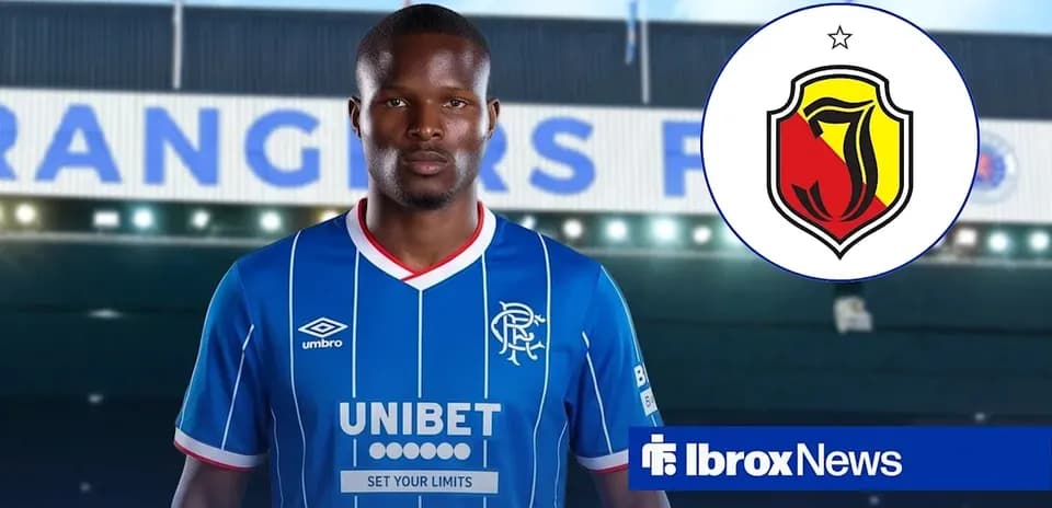 Jugador de Rangers posando en camiseta azul en Ibrox