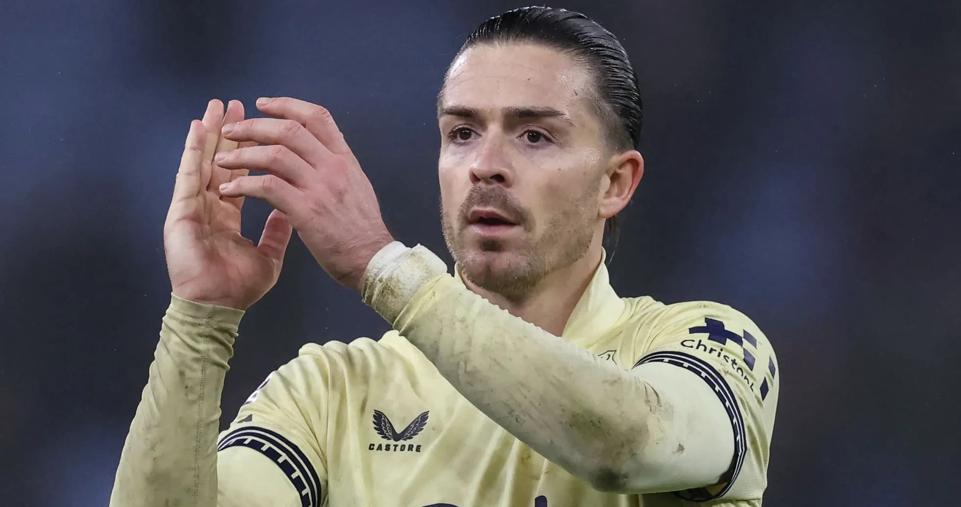 Jugador aplaudiendo con camiseta amarilla en el campo